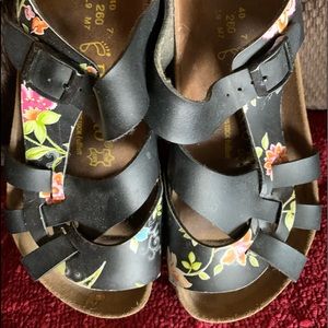 Birkenstocks! Black LEATHER and flowers 🌺